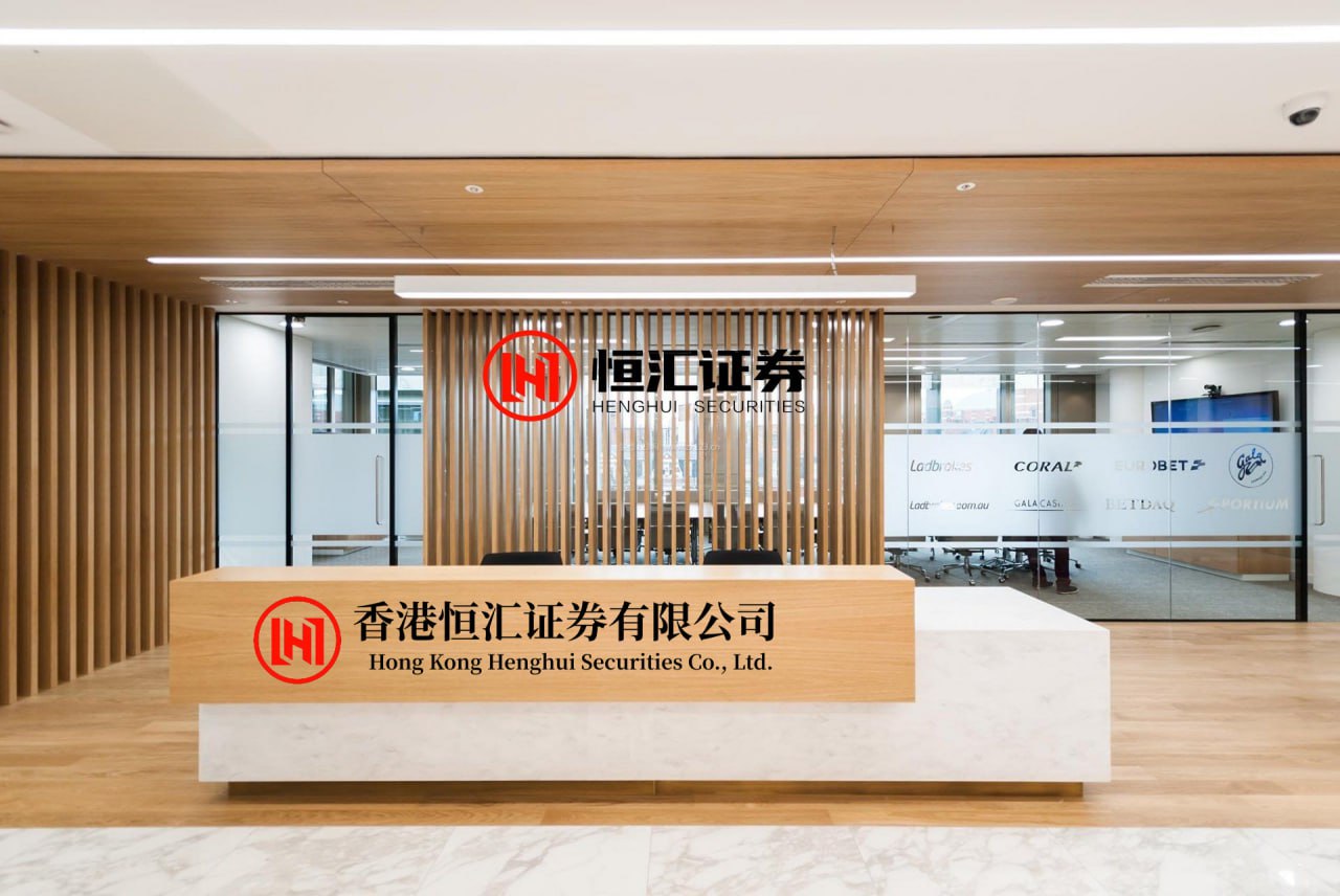 沪深配 上海中心城区首个暴雨红警发布，已排除台风“白海豚”在申城周边回旋可能
